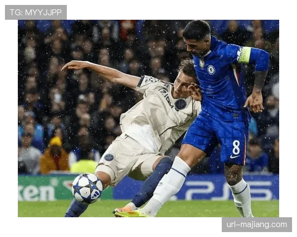 点球罚失后，镜头捕捉到恩佐·费尔南德斯在球员通道内落泪